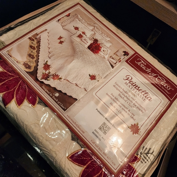 Touch of Class POINSETTIA Matelasse Coverlet - Picture 2 of 2